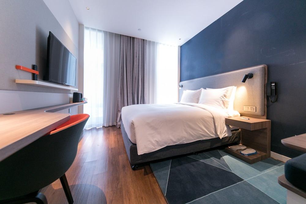 Holiday Inn Express Shanghai Tangzhen By Ihg - 20 Mins To Disney Land Exterior photo